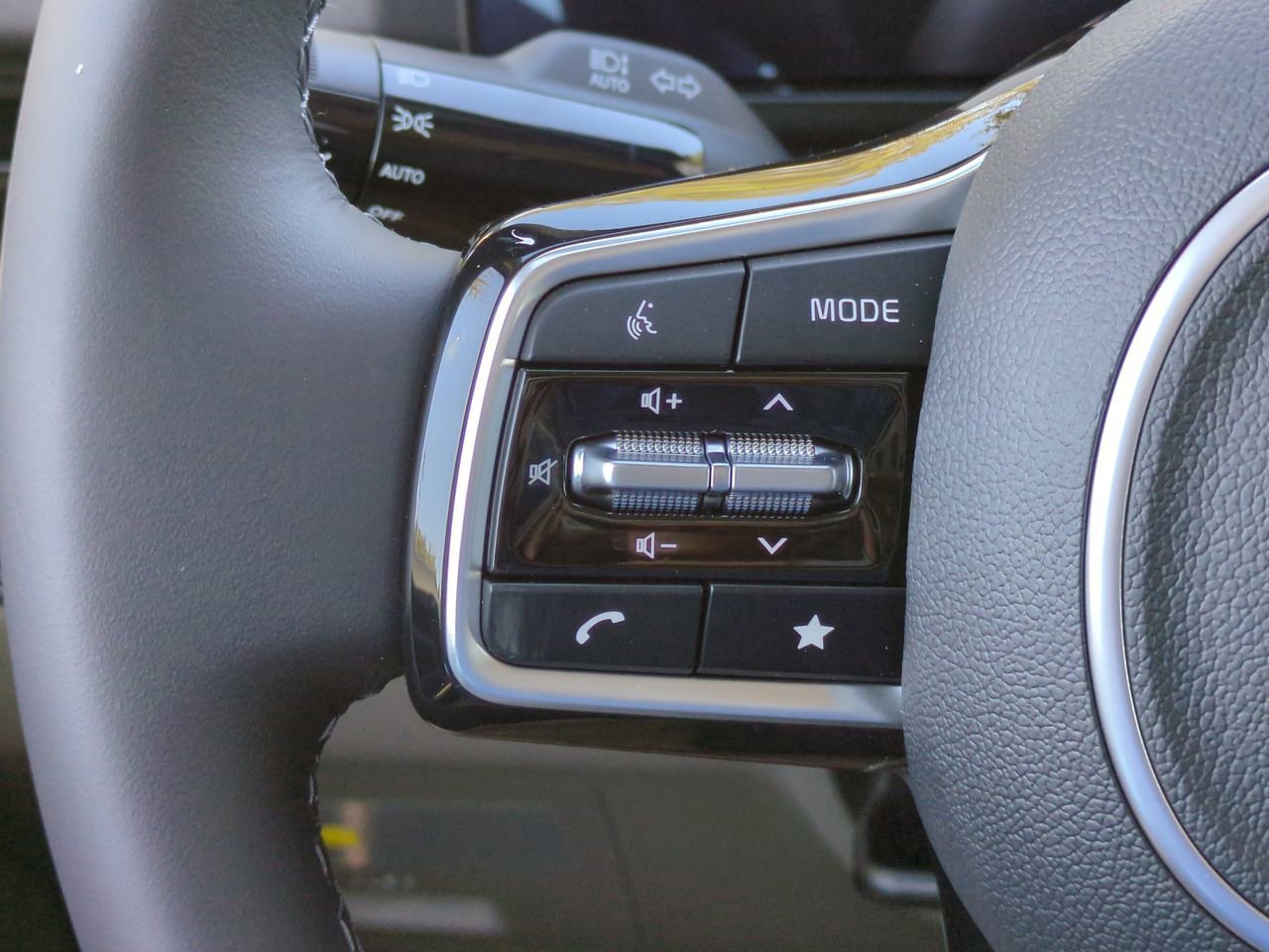 New 2026 Snow White Pearl Kia LXS image 29