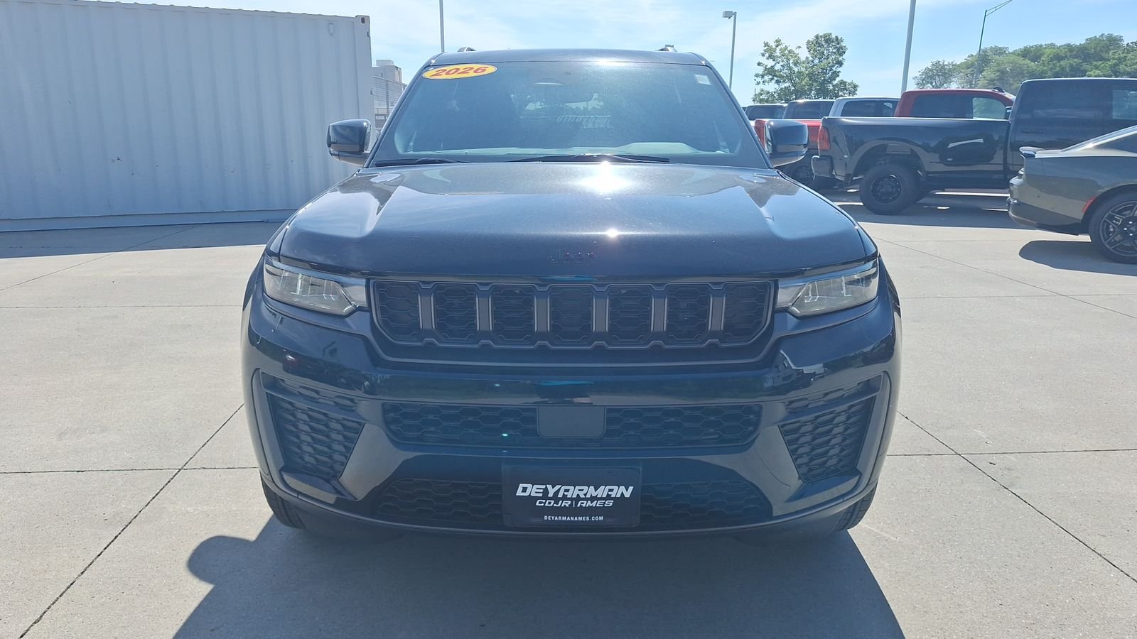 New 2026 Diamond Black Crystal Pearl-Coat Exterior Paint Jeep Altitude image 9