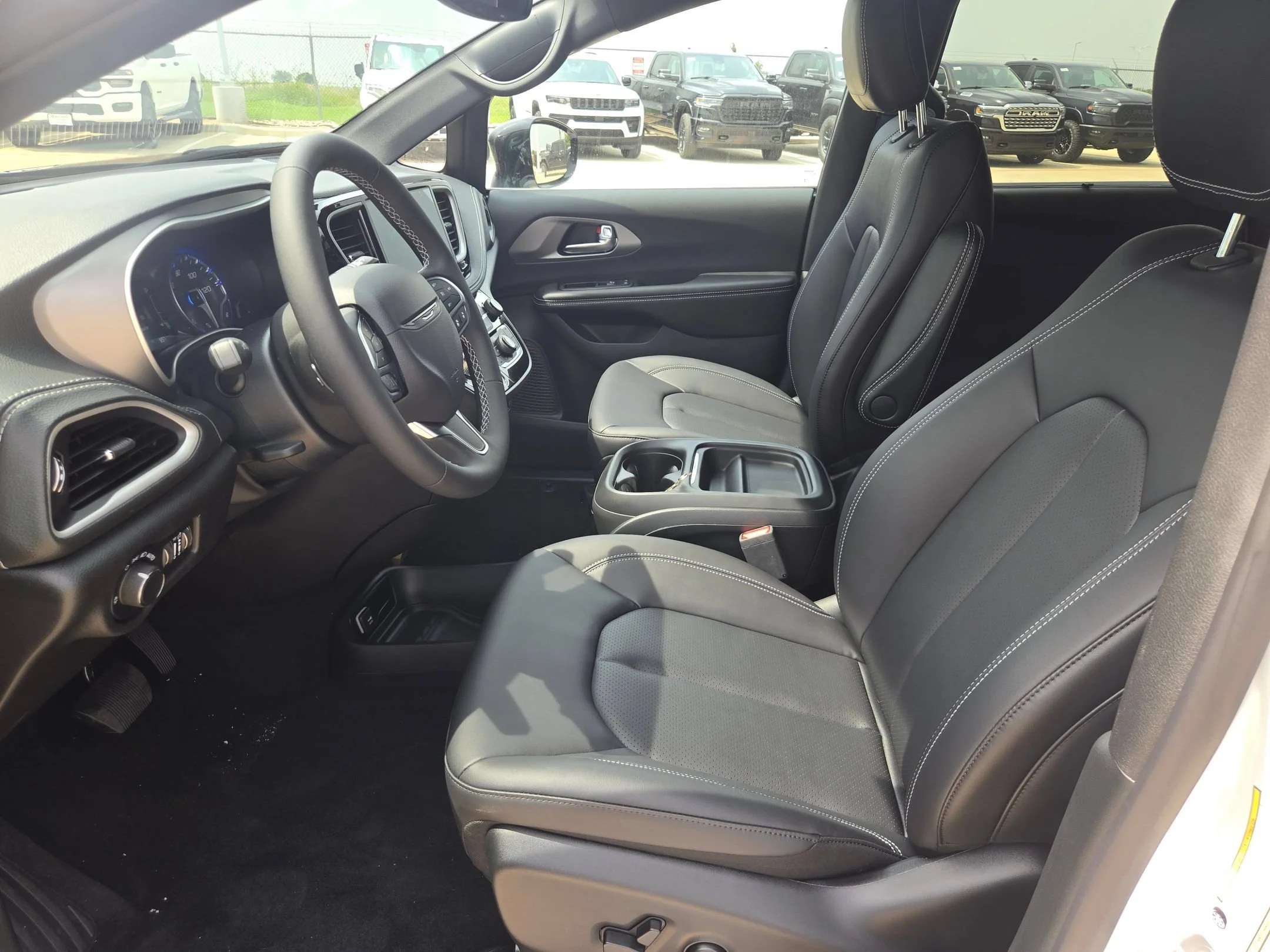 New 2027 Bright White Clear-Coat Exterior Paint Chrysler Select image 9