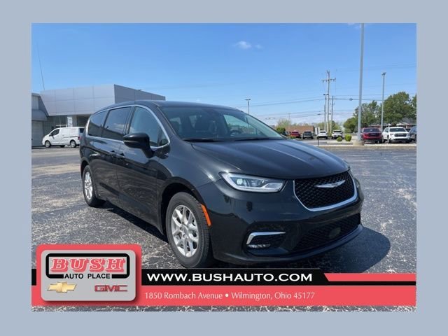 2023 Chrysler Pacifica Touring L's photo