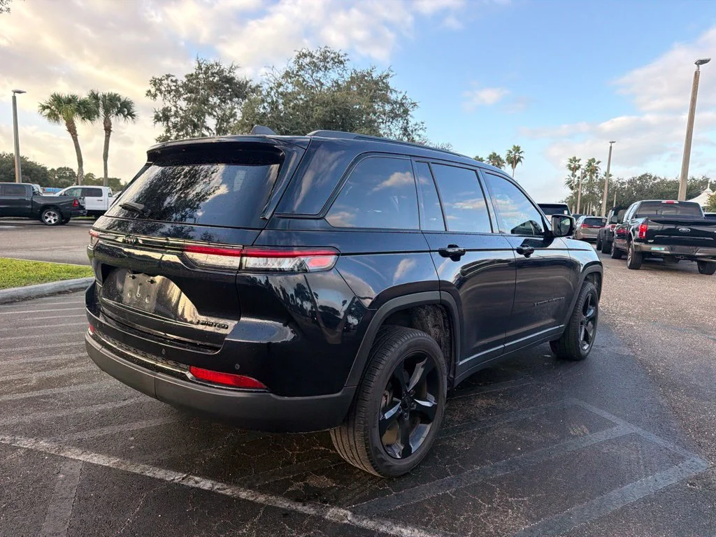 Used 2024 Midnight Sky Jeep Limited image 7
