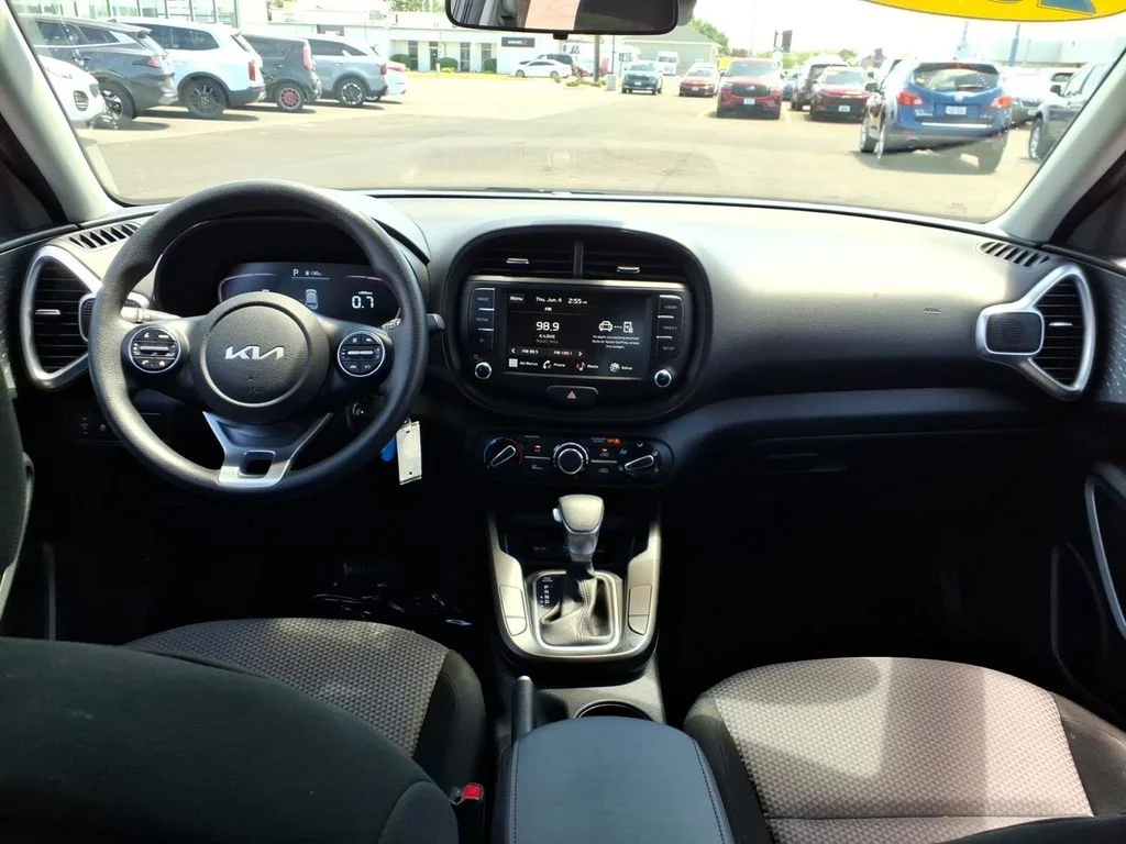 2024 Kia Soul LX - Photo 11