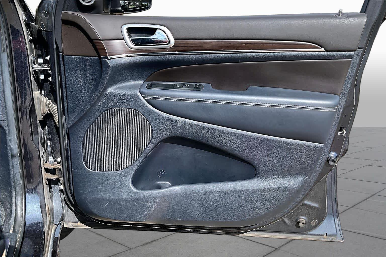Used 2014 Maximum Steel Metallic Clearcoat Jeep Overland image 26