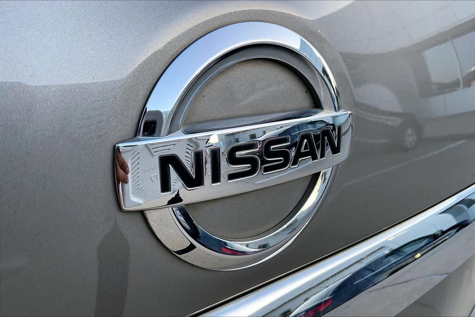 Used 2011 Platinum Graphite Nissan SL image 29