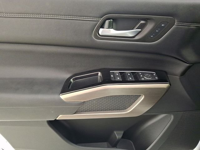 Used 2025 White Nissan Platinum image 14
