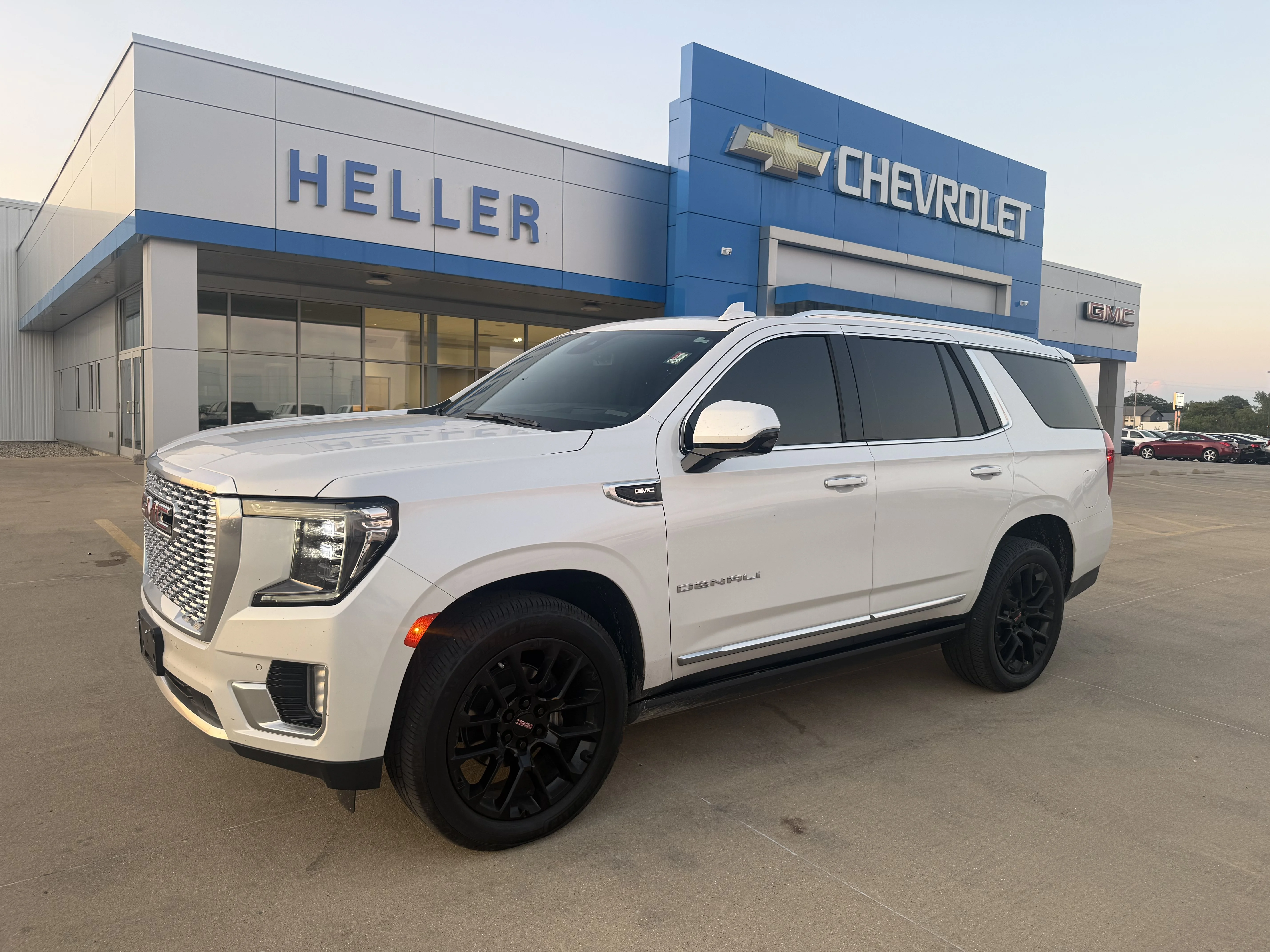 Used 2023 White Frost Tricoat GMC Denali image 3
