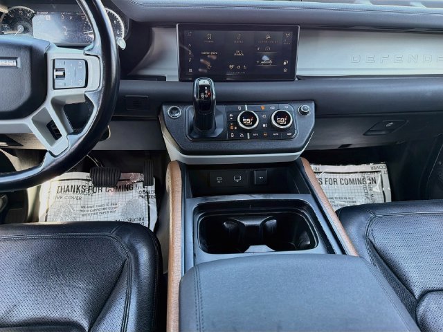 Used 2023  Land Rover SE image 19