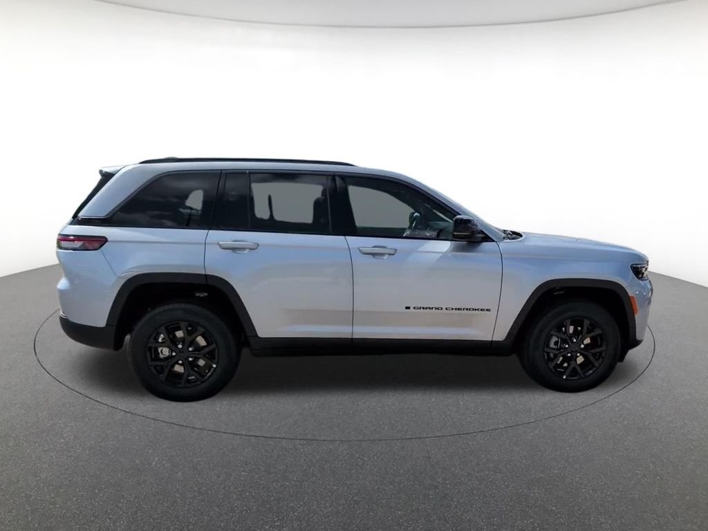New 2026 Silver Zynith Exterior Paint Jeep Laredo image 4