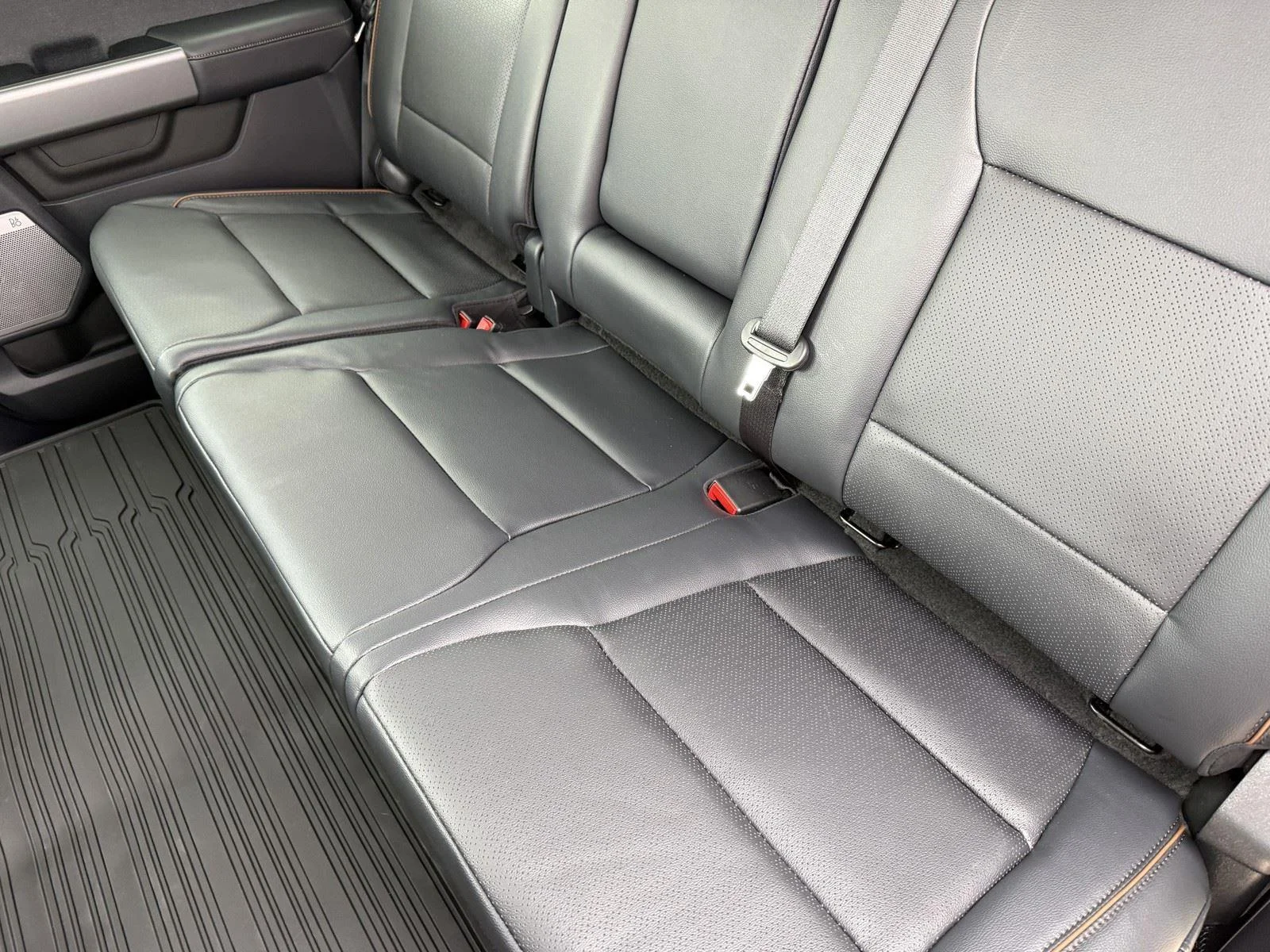 New 2026 Carbonized Gray Metallic Ford F-250® Lariat® image 33