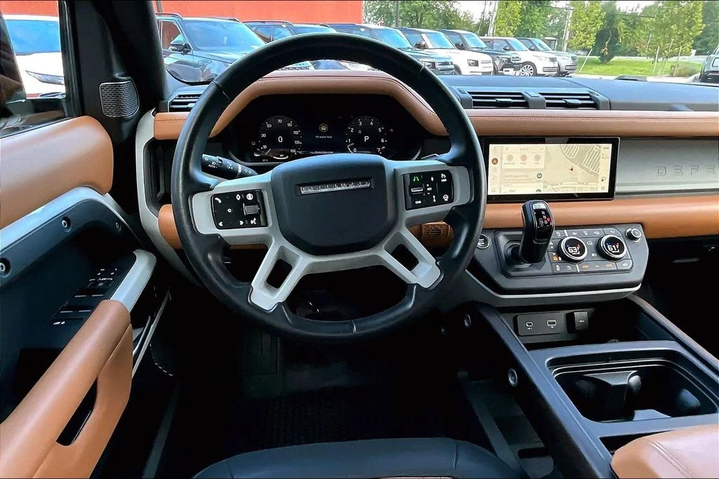 Used 2024 White Land Rover X-Dynamic SE image 5