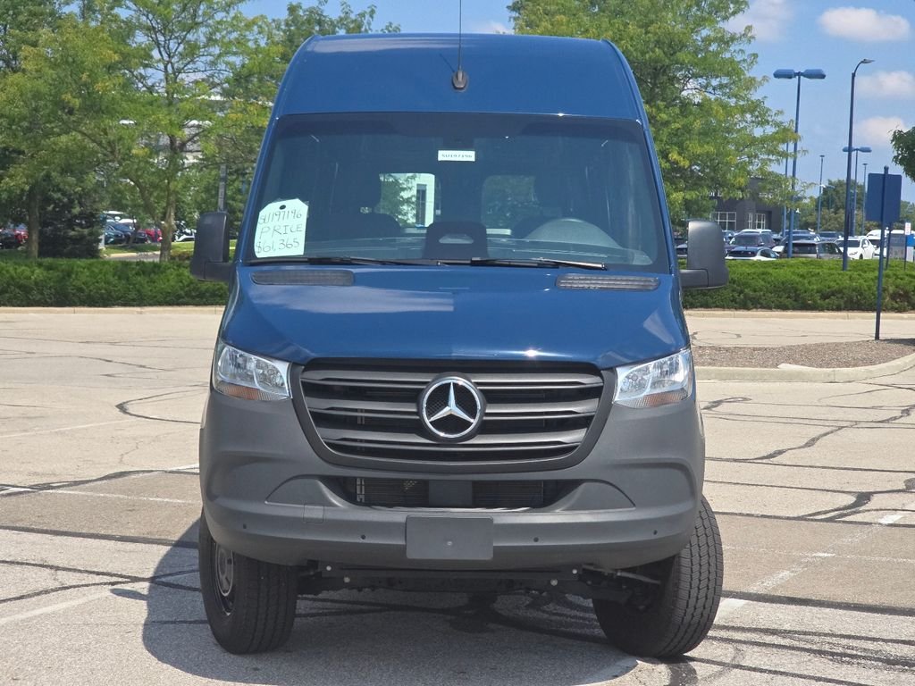 Used 2025  Mercedes-Benz Cargo 144 WB image 9