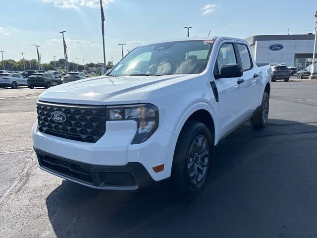 New 2025 Oxford White Ford XLT image 3