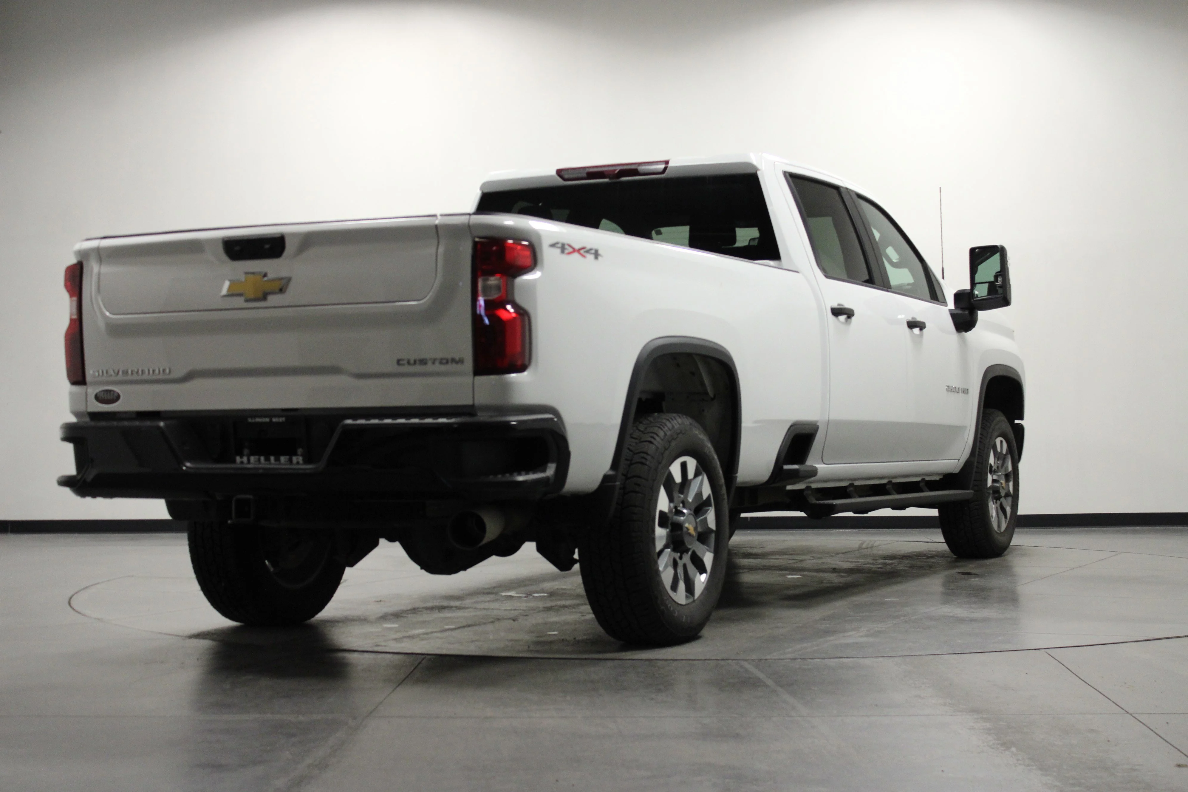 Used 2022 Summit White Chevrolet Custom image 4
