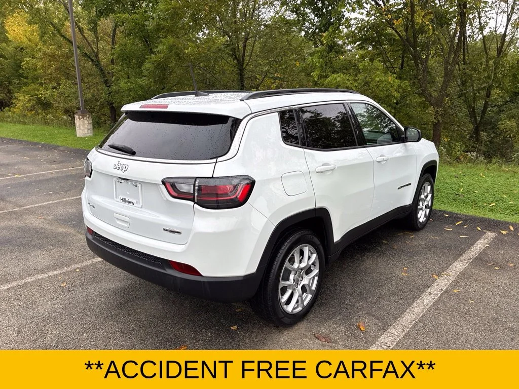 Certified Used 2023 Bright White Clearcoat Jeep Latitude Lux image 7