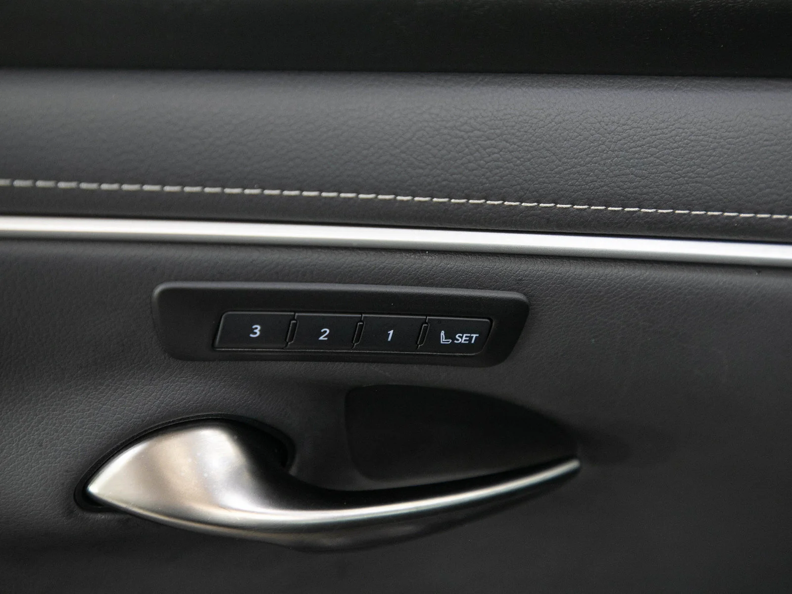 Used 2025 Black Lexus ES 300h F Sport Handling image 21