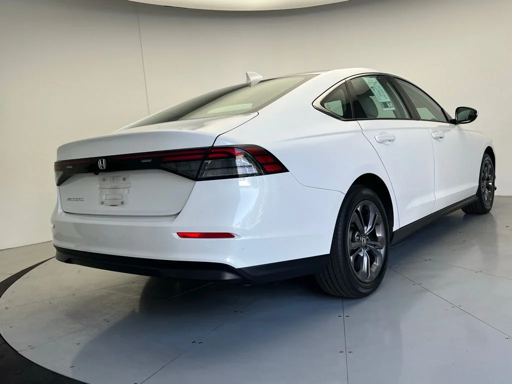 Used 2023 White Honda EX image 3