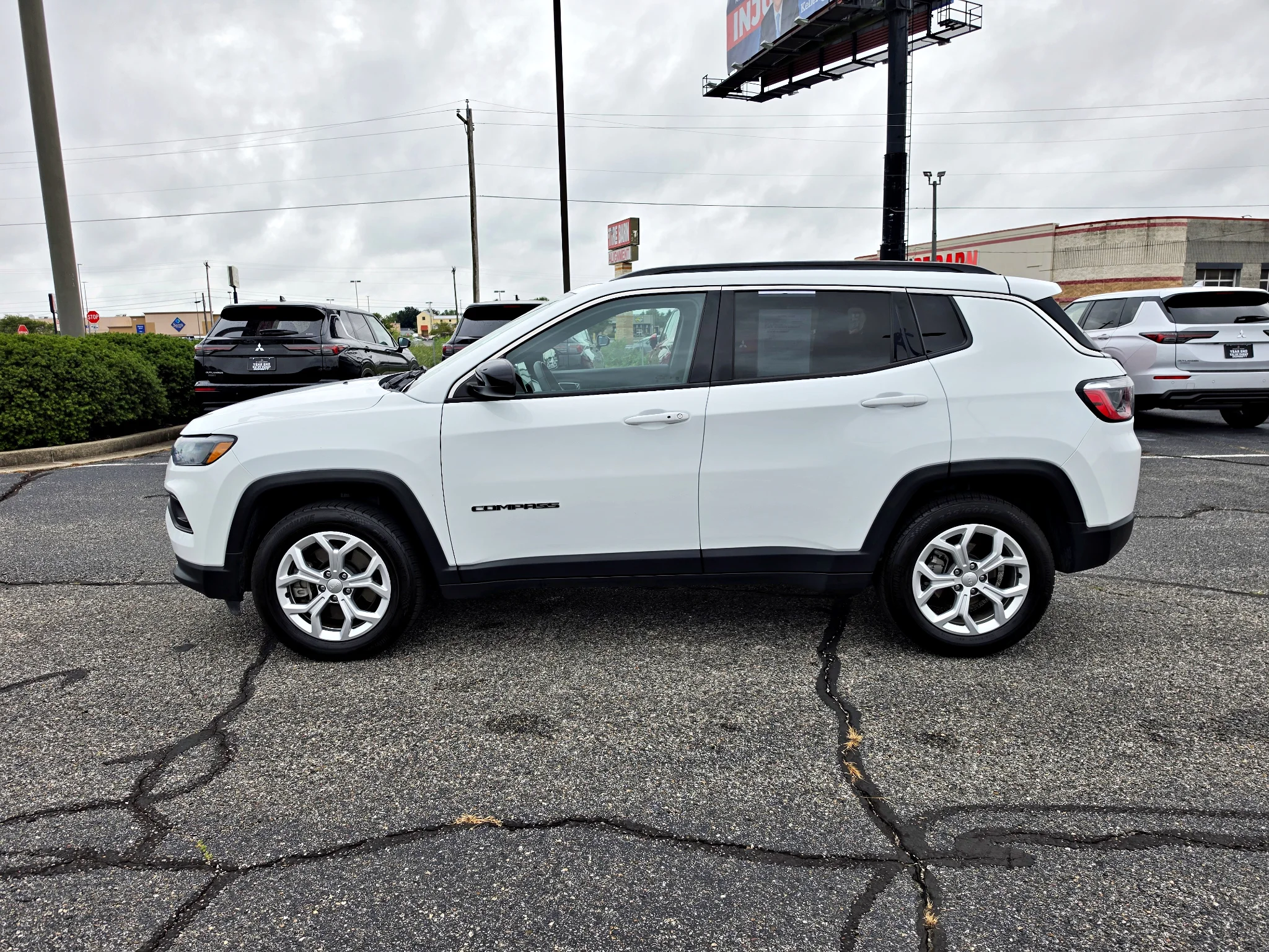 Used 2024 Bright White Clearcoat Jeep Latitude image 9
