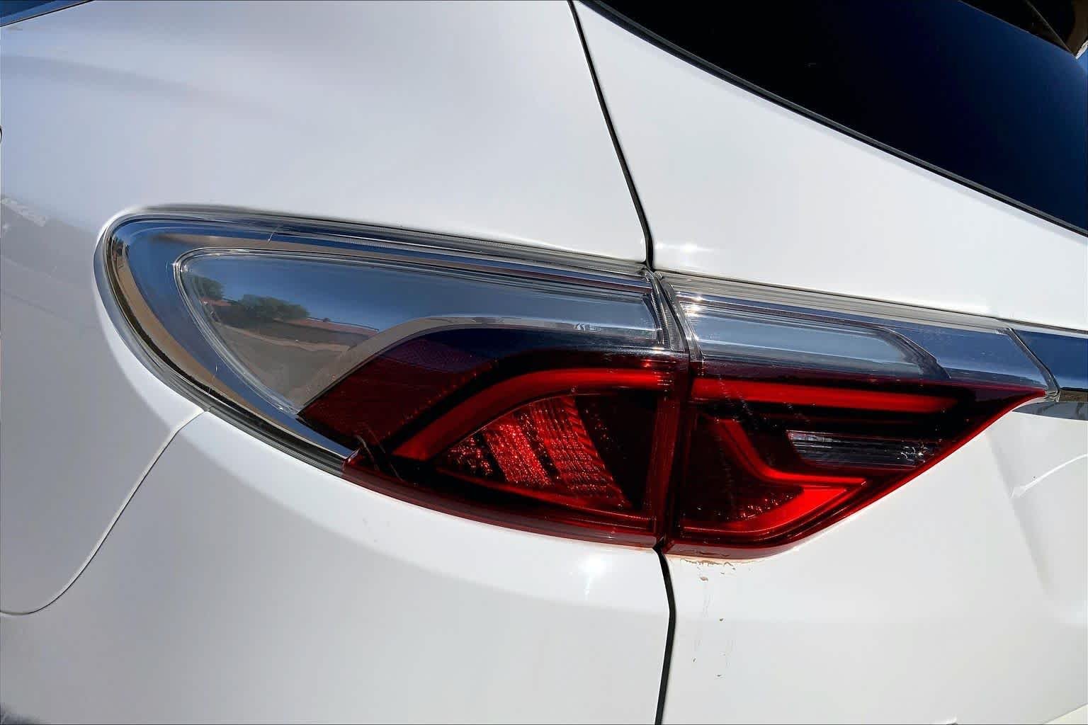 Used 2022 Summit White Buick Premium image 28