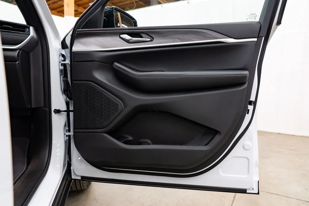 New 2026 Bright White Clear-Coat Exterior Paint Jeep Laredo image 31