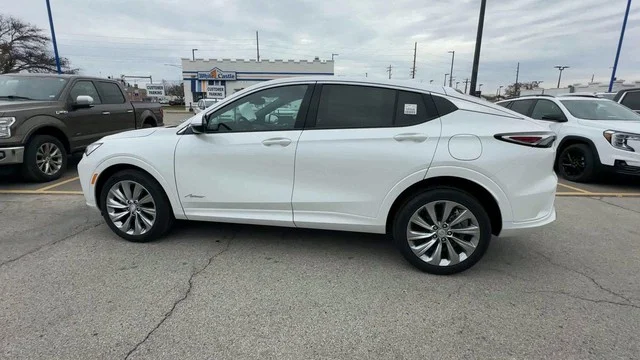 Used 2025 White Frost Tricoat Buick FWD 4dr Avenir image 5