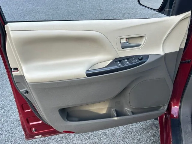 Used 2015 Red Toyota LE image 21