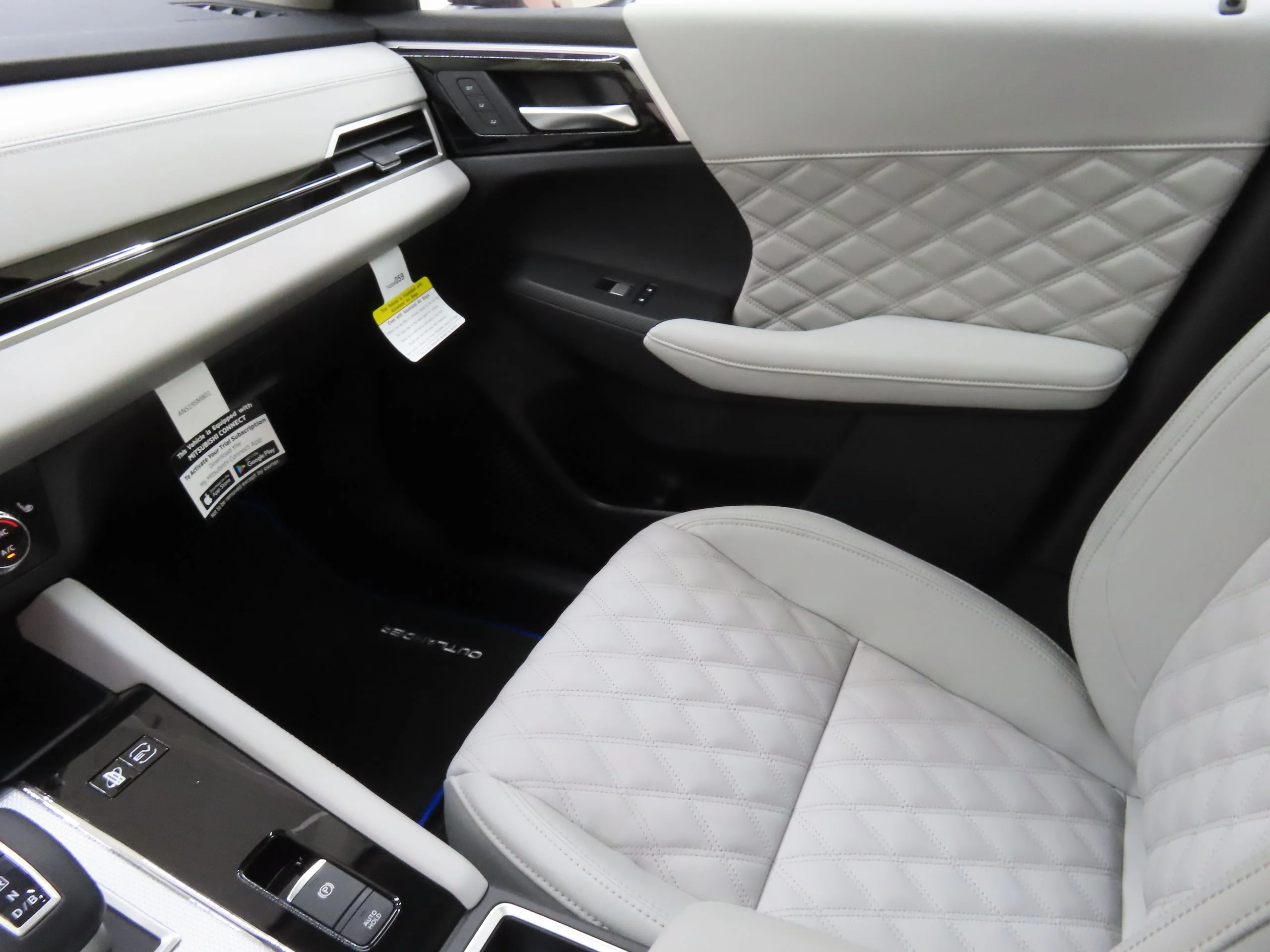 2025 Mitsubishi Outlander Plug-in Hybrid SEL - Photo 18