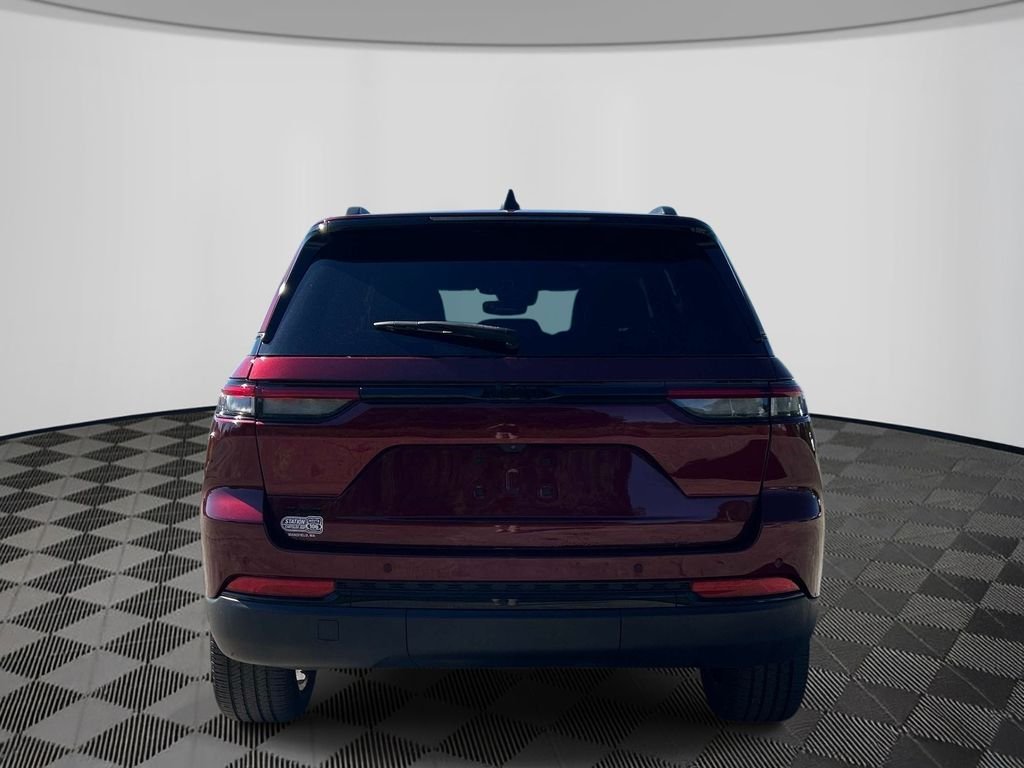 Used 2023 Red Jeep Altitude X image 4