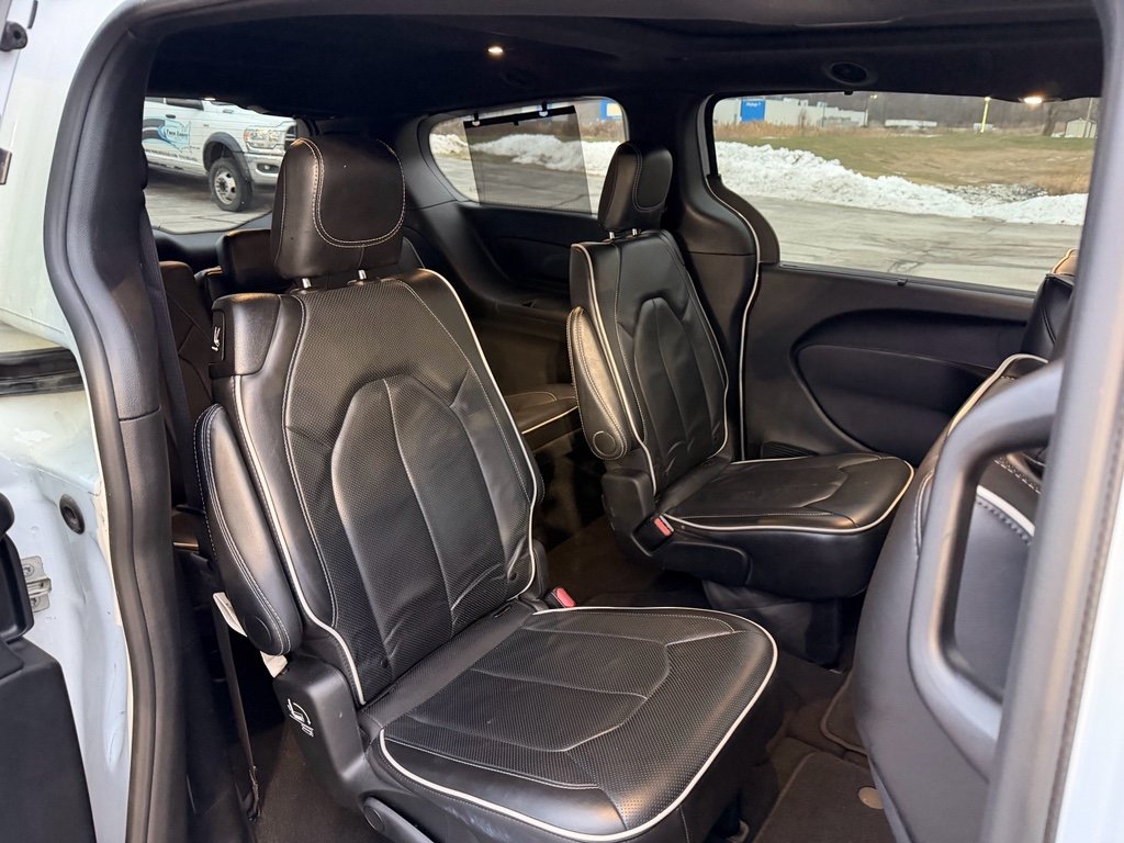 Used 2025 Bright White Clearcoat Chrysler Limited image 18