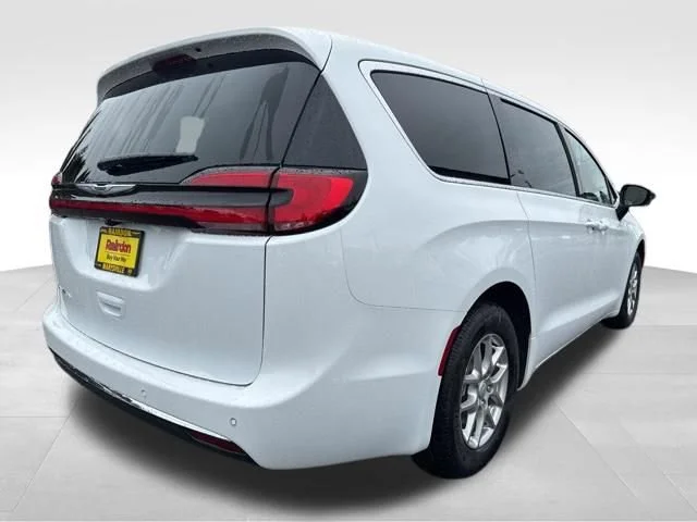 New 2026 Bright White Clear-Coat Exterior Paint Chrysler Select image 7