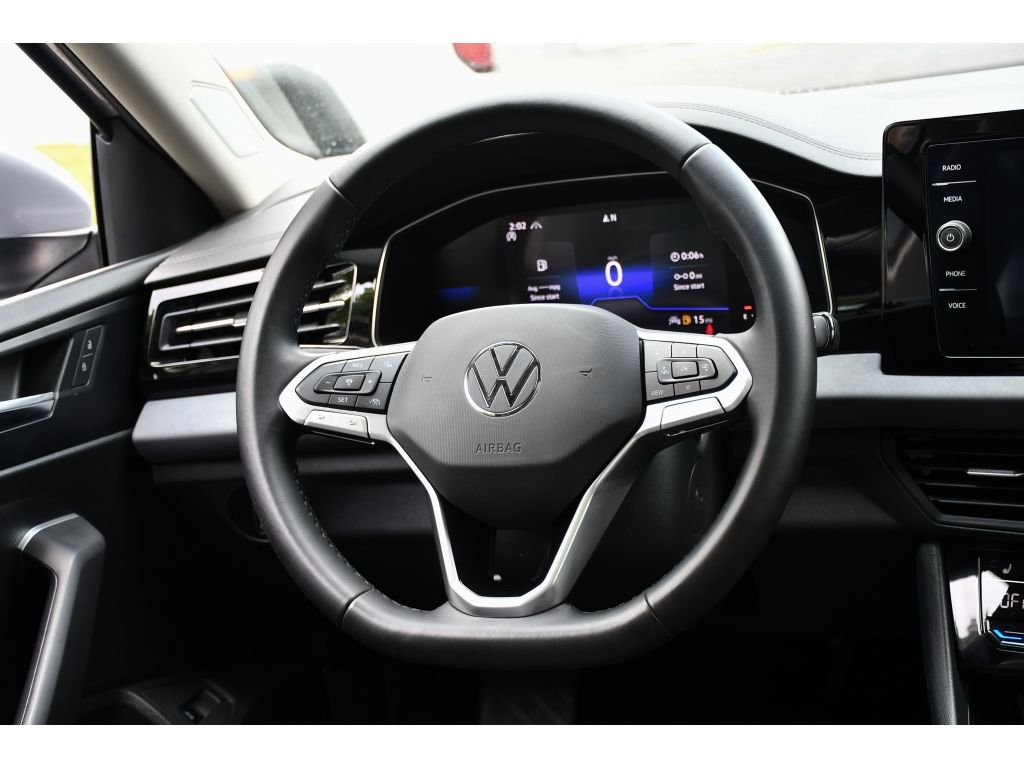 Used 2025 Pyrite Silver Metallic Volkswagen SE image 17
