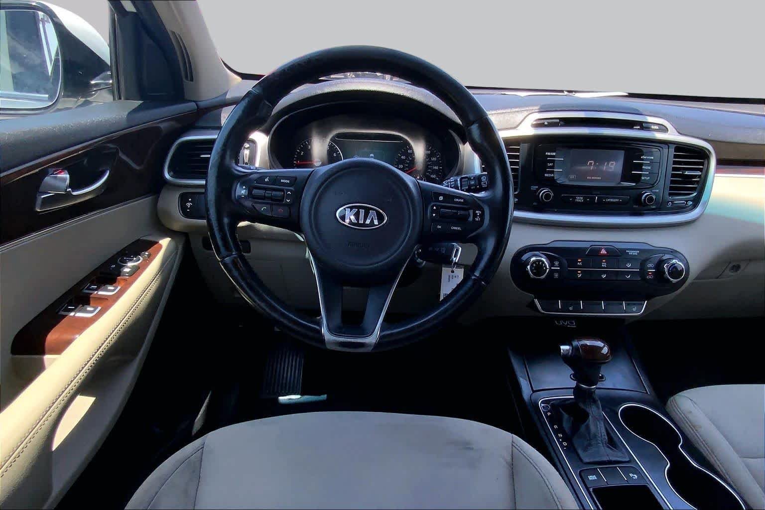 Used 2016 Snow White Pearl Kia LX image 6