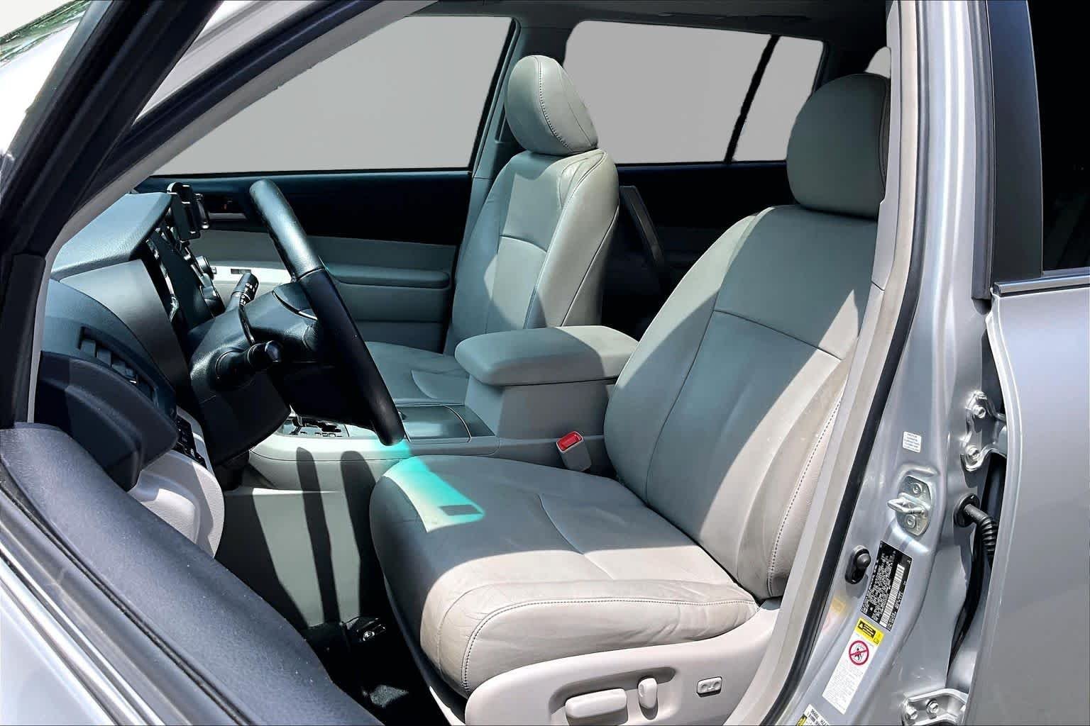 Used 2013 Classic Silver Metallic Toyota SE image 8