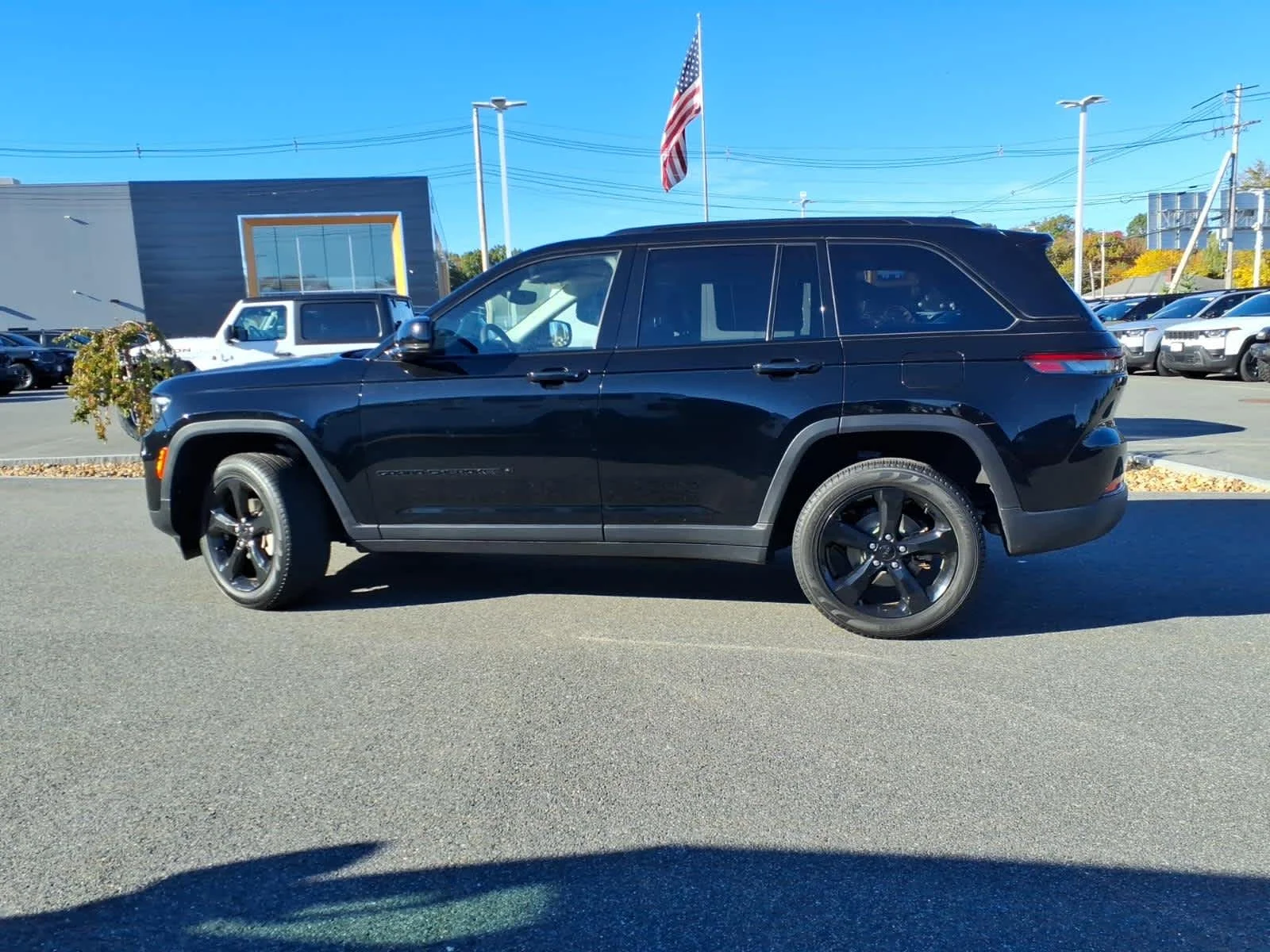 Used 2023 Diamond Black Crystal Pearlcoat Jeep Limited image 12