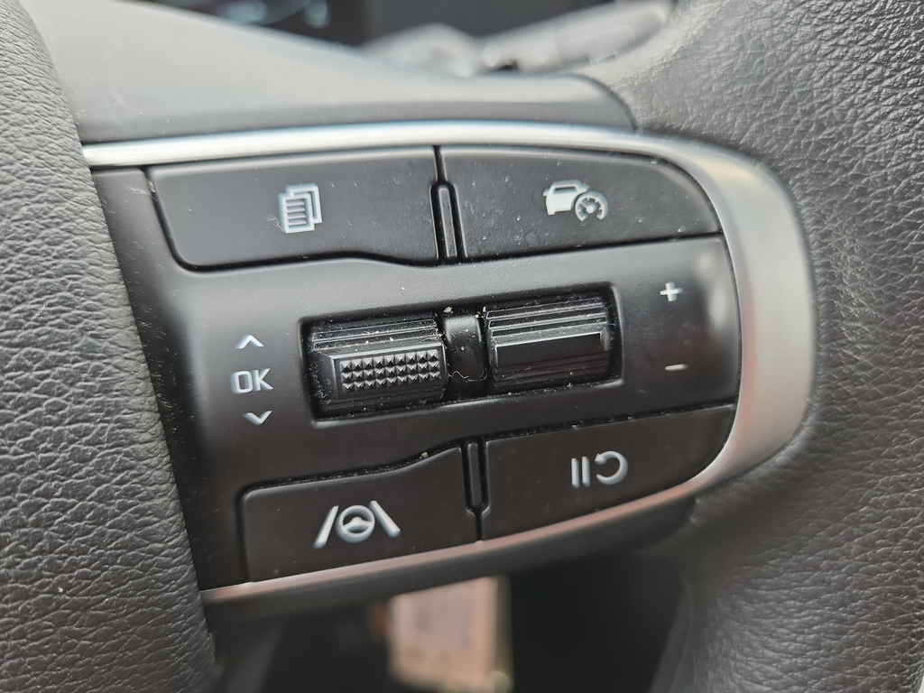 Used 2023 White Kia LX image 27