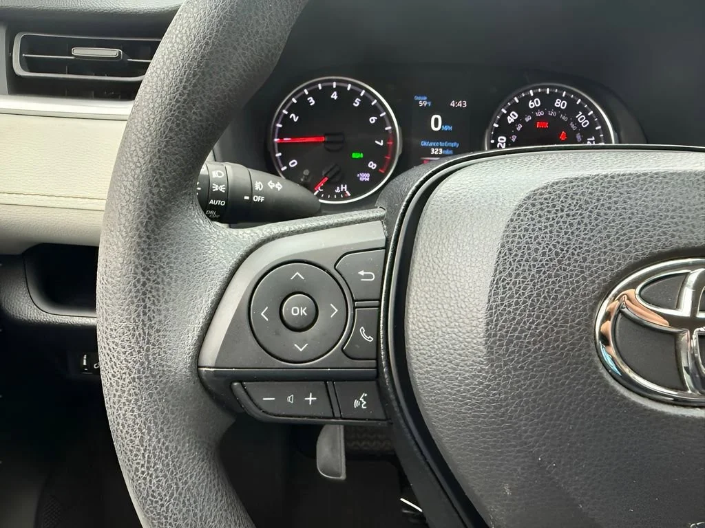 Used 2020  Toyota XLE image 17