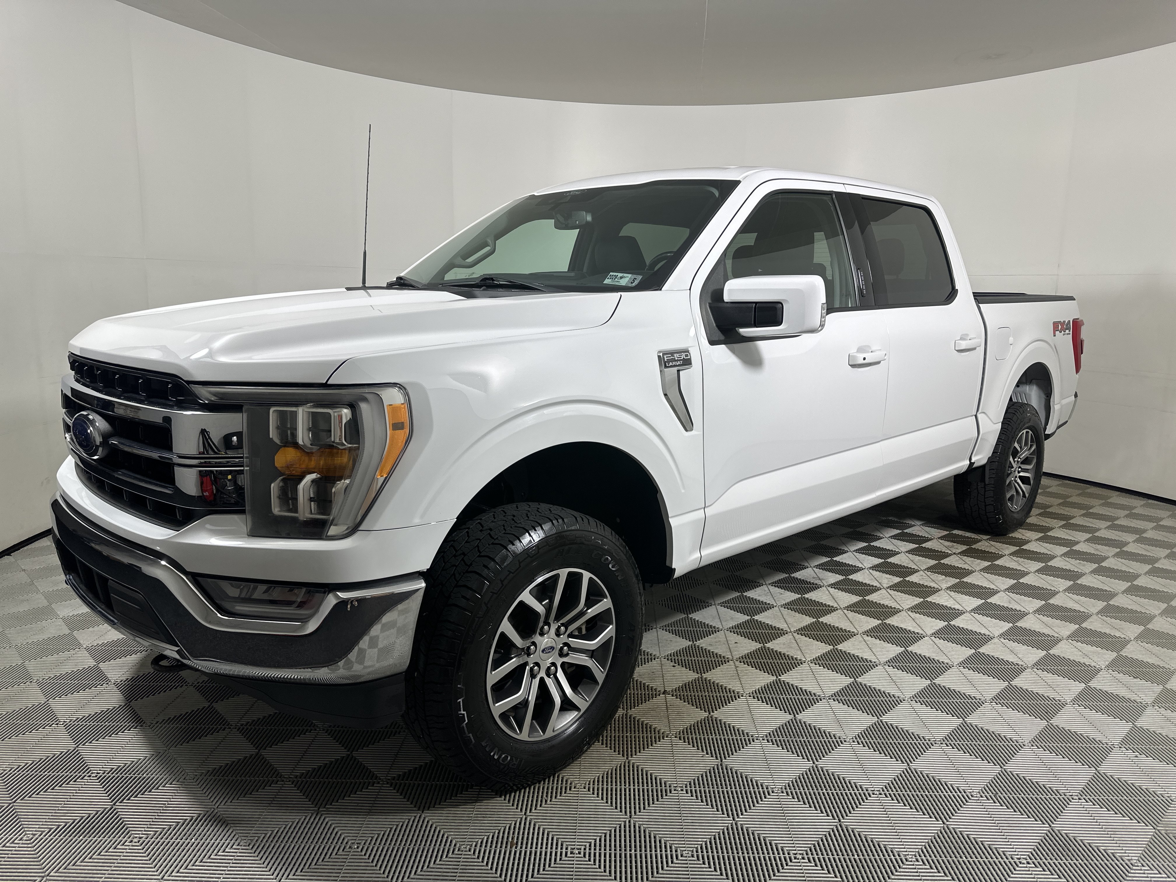 Used 2021  Ford  image 3