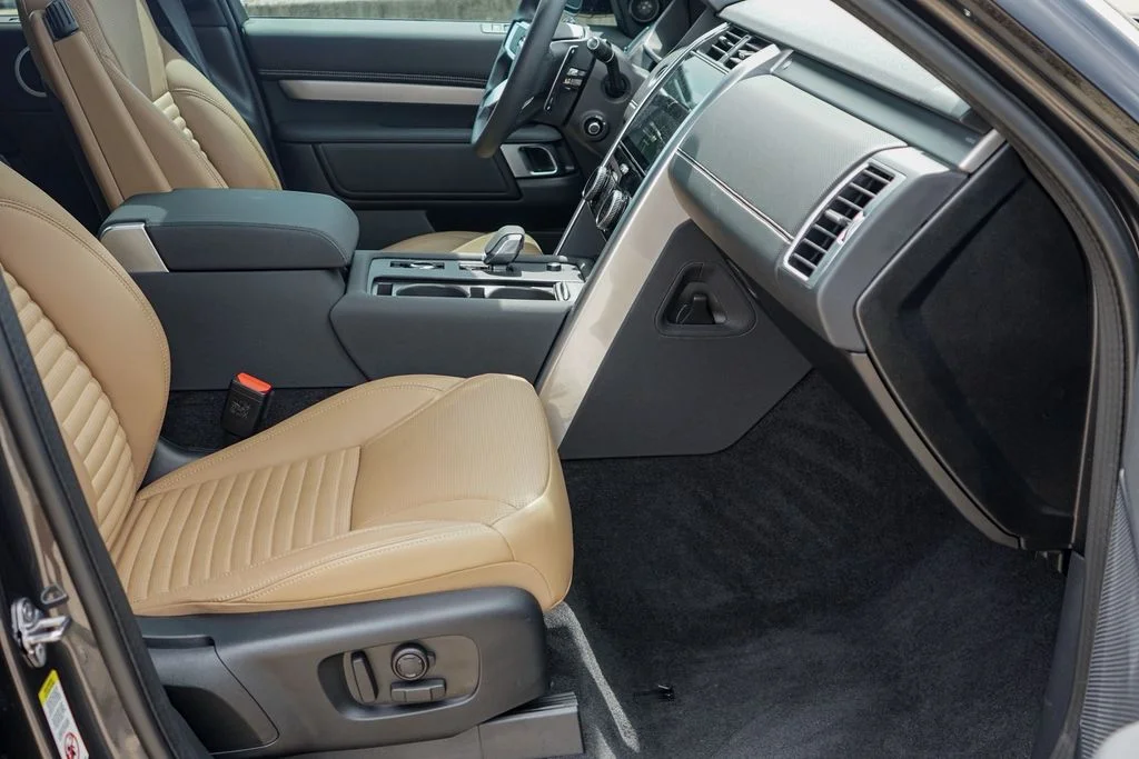 Used 2025 Black Land Rover Dynamic SE image 33