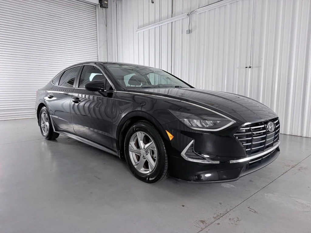 Used 2021 Black Hyundai SE image 3