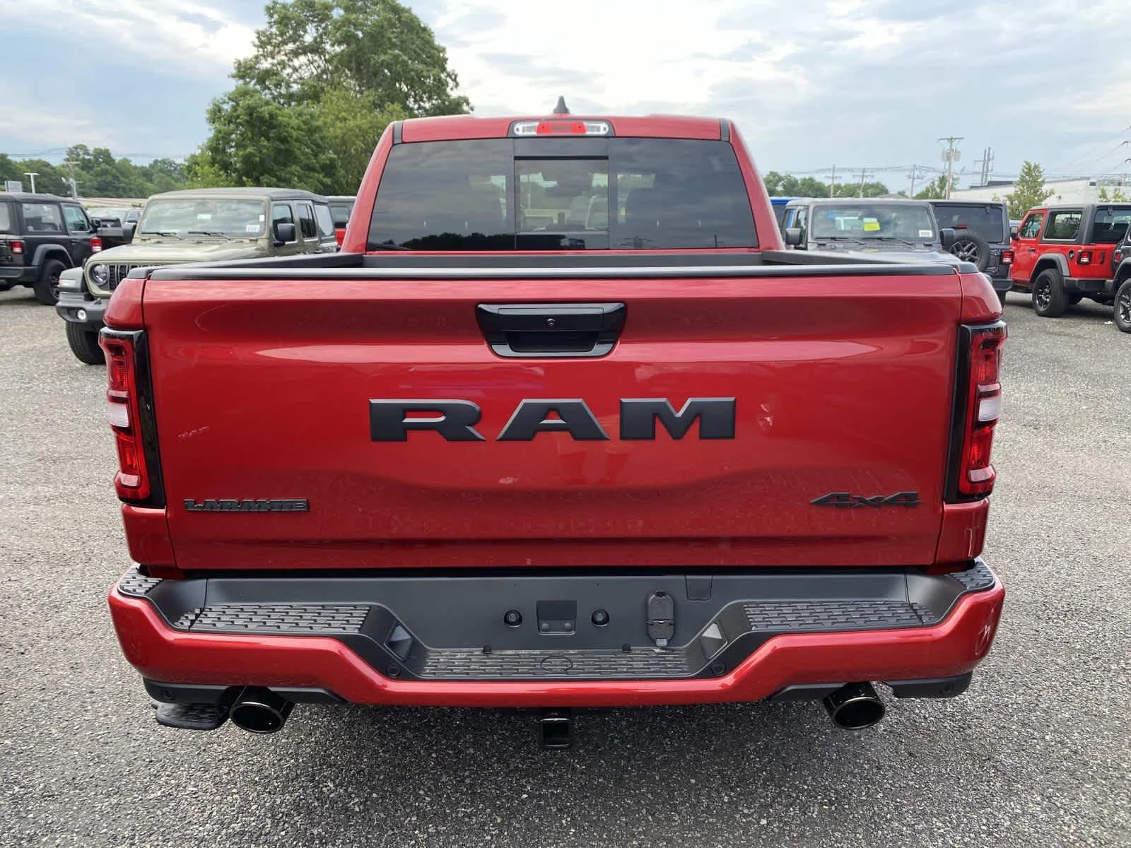 New 2026 Molten Red Pearl-Coat Exterior Paint Ram Laramie image 3