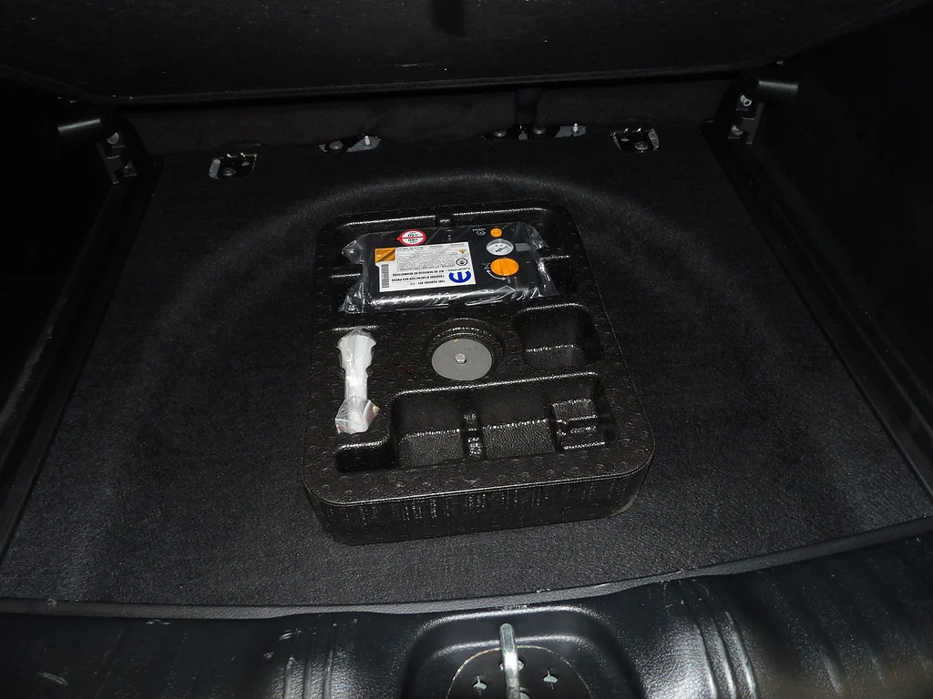 Used 2023 Diamond Black Crystal Pearl Coat Jeep Latitude Lux image 20