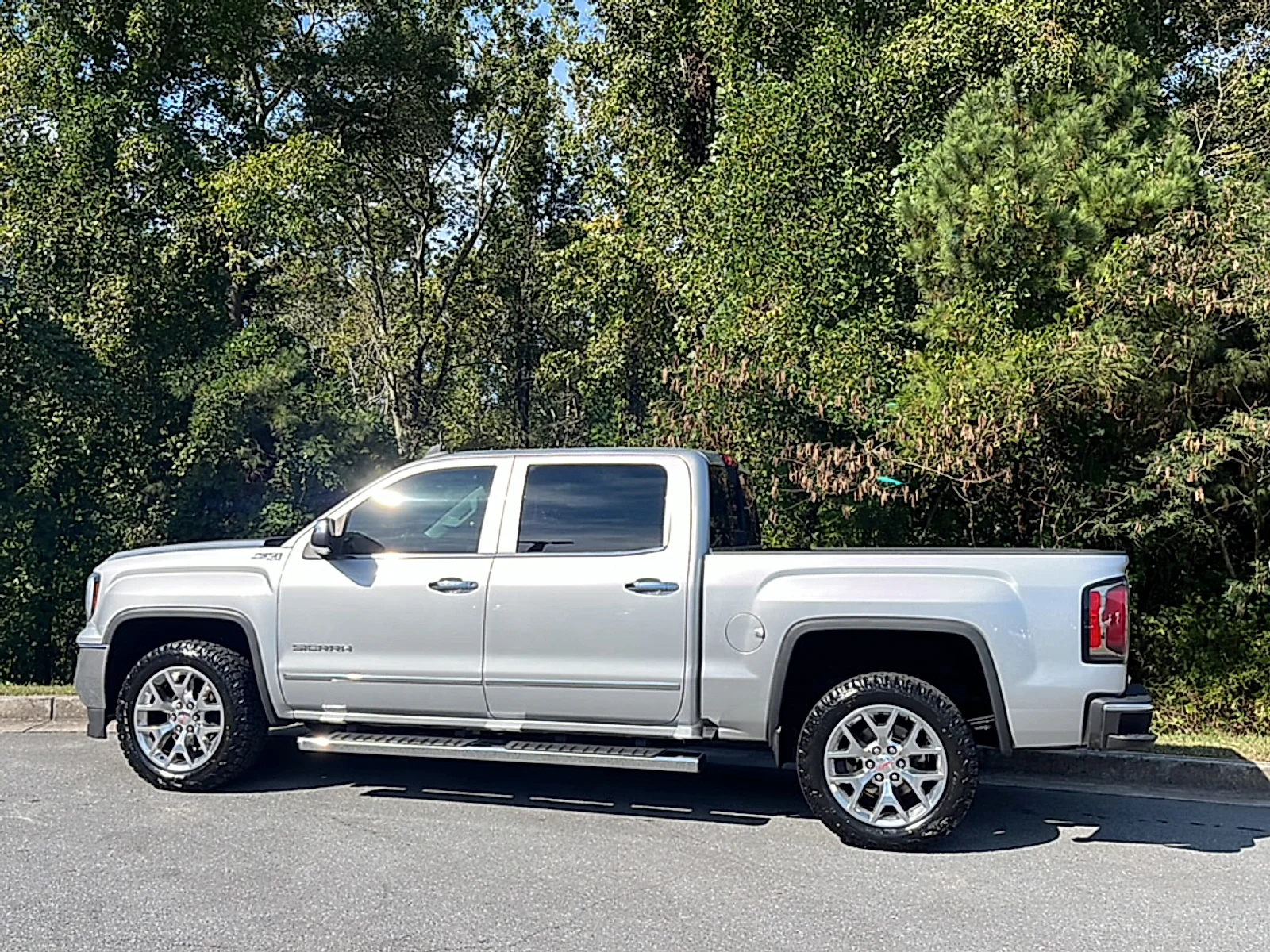 Used 2018 Quicksilver Metallic GMC SLT image 3