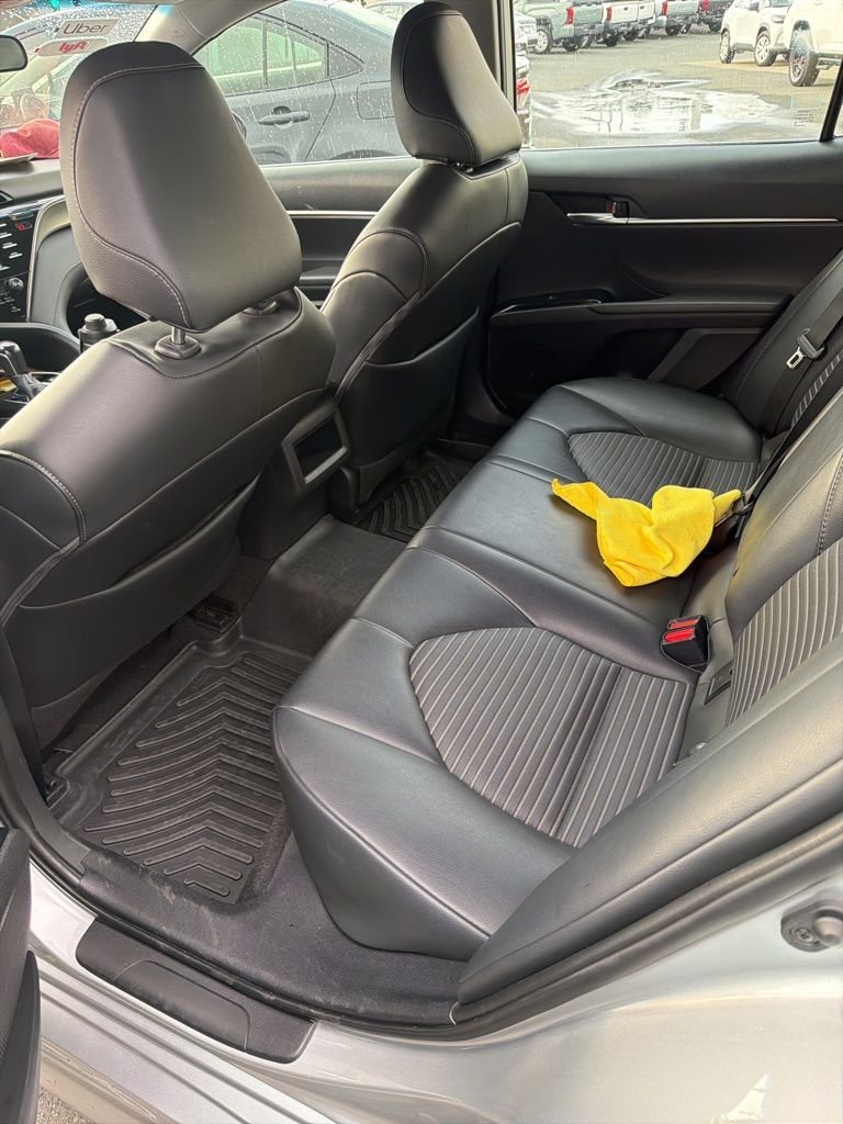 2020 Toyota Camry SE photo 3