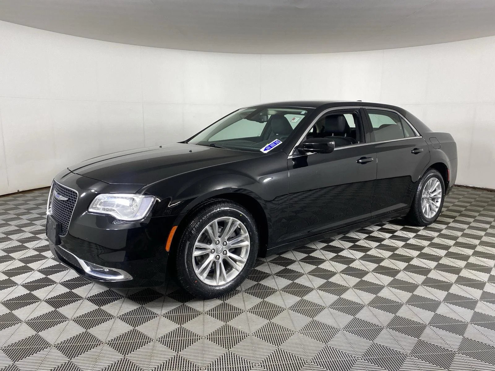 Used 2019 Gloss Black Chrysler Touring image 6