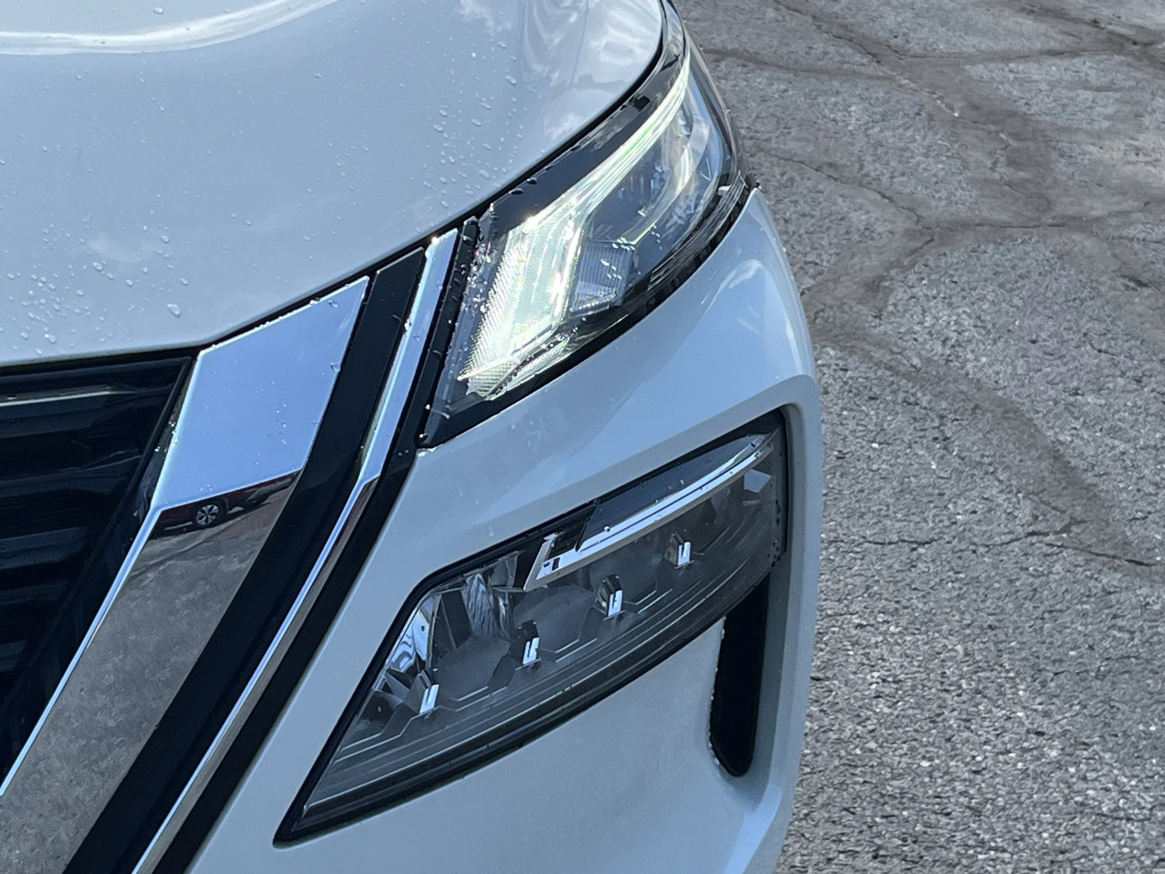 Used 2023 Pearl White Nissan SL image 13