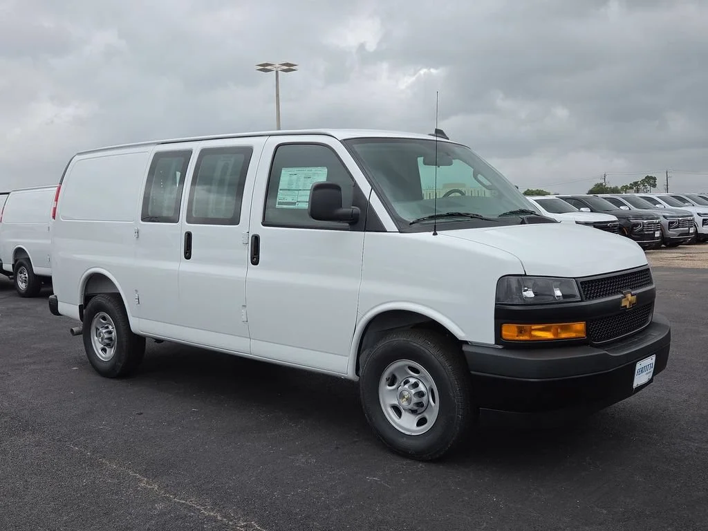 New 2026 Summit White Chevrolet WT image 9
