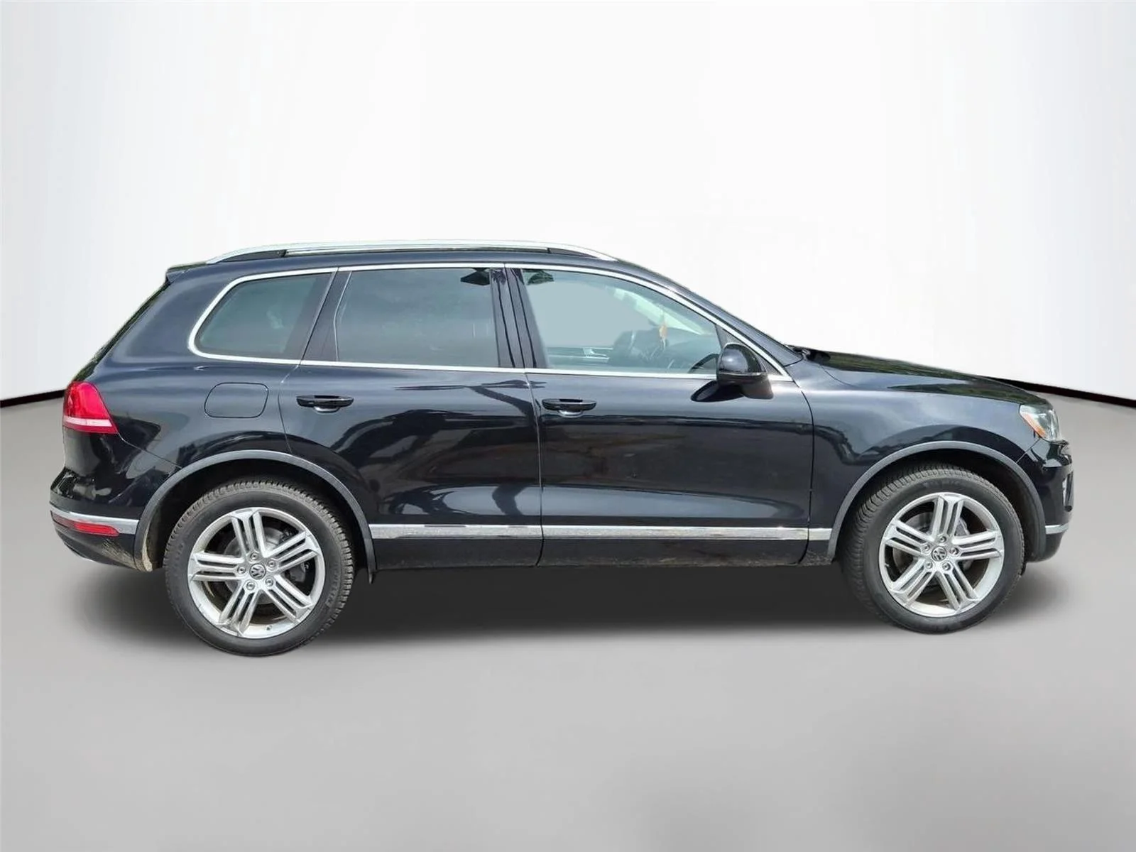 Used 2016 Deep Black Pearl Volkswagen Executive image 6