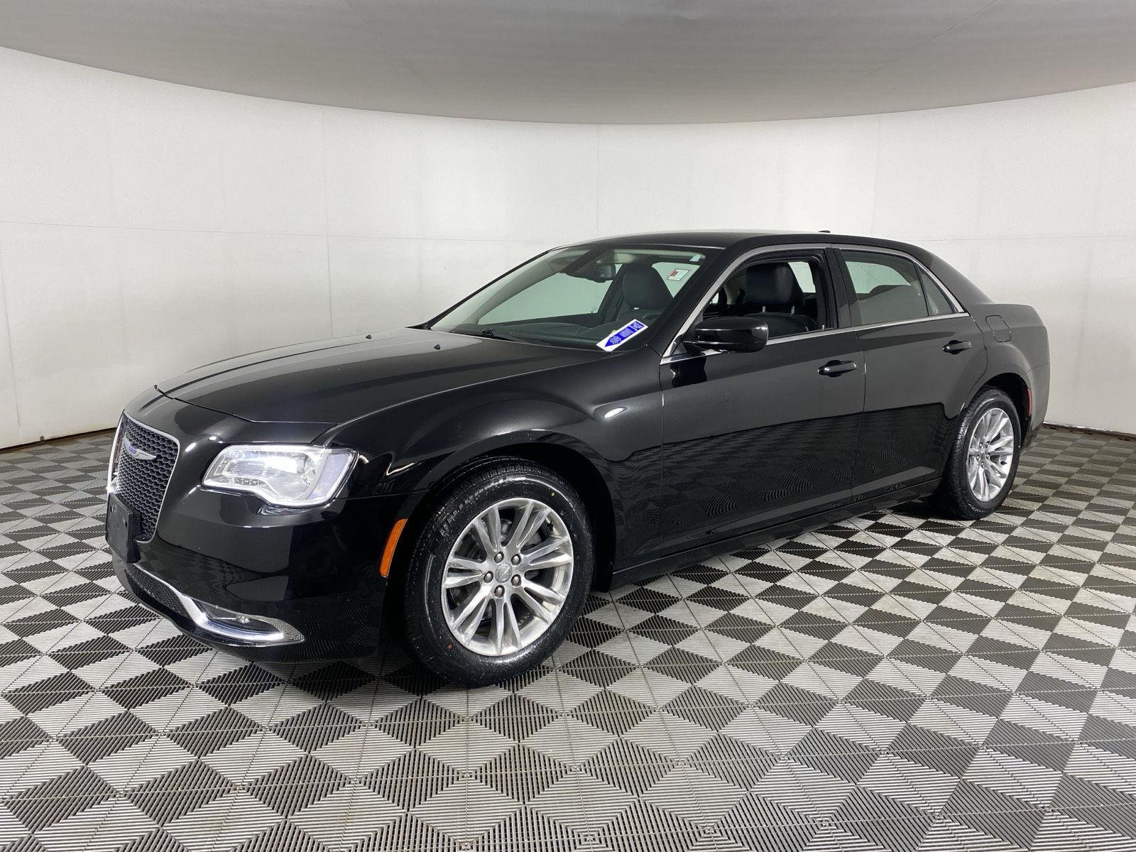 Used 2019 Gloss Black Chrysler Touring image 6