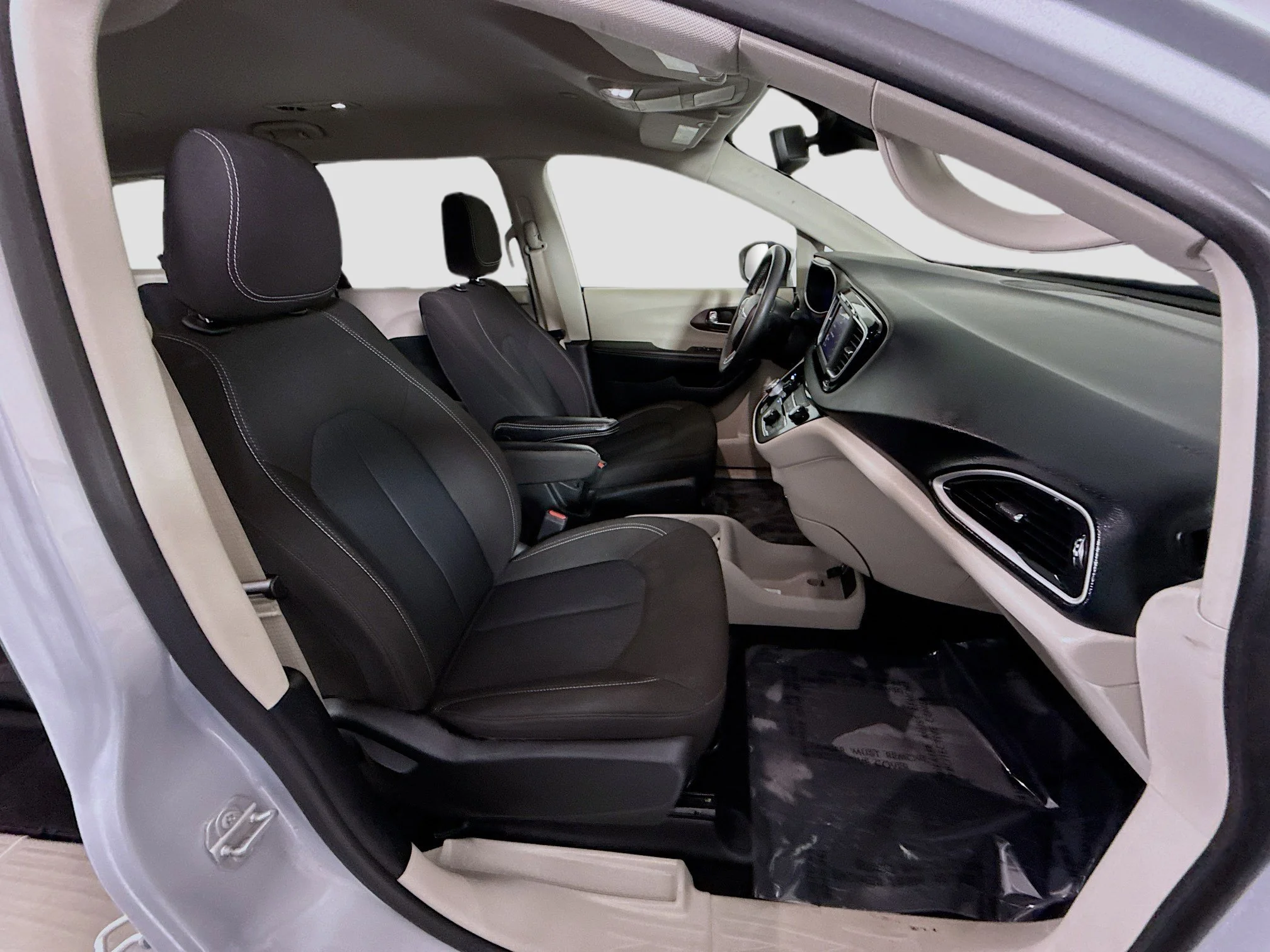 Used 2023 Silver Mist Clearcoat Chrysler LX image 23