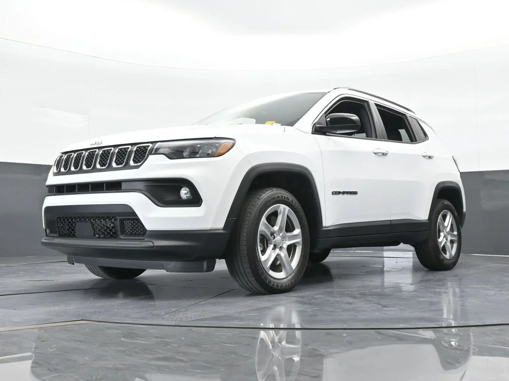 Used 2023 Bright White Clearcoat Jeep Latitude image 18