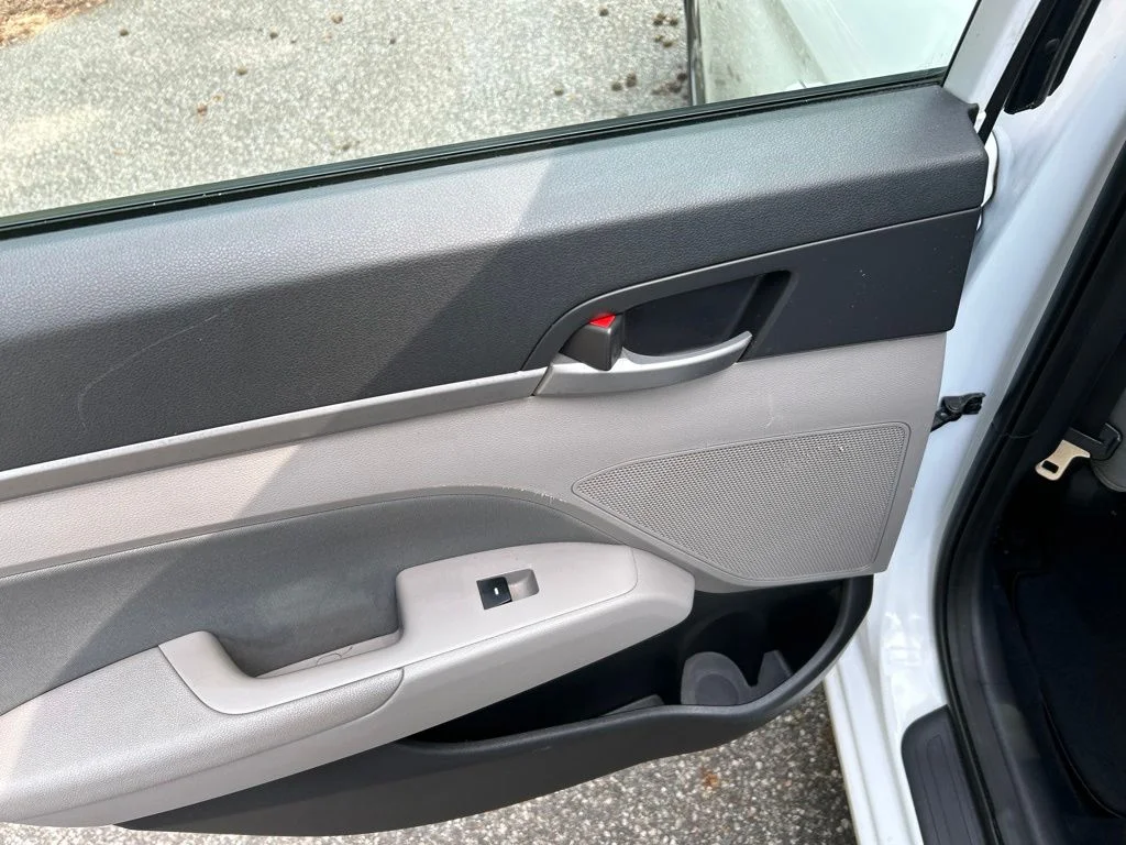 Used 2017 White Hyundai Eco image 27